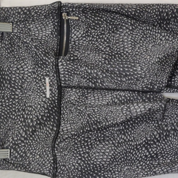 AERIE gray abstract yoga leggings with back zipper pocket, size Small - Picture 4 of 10